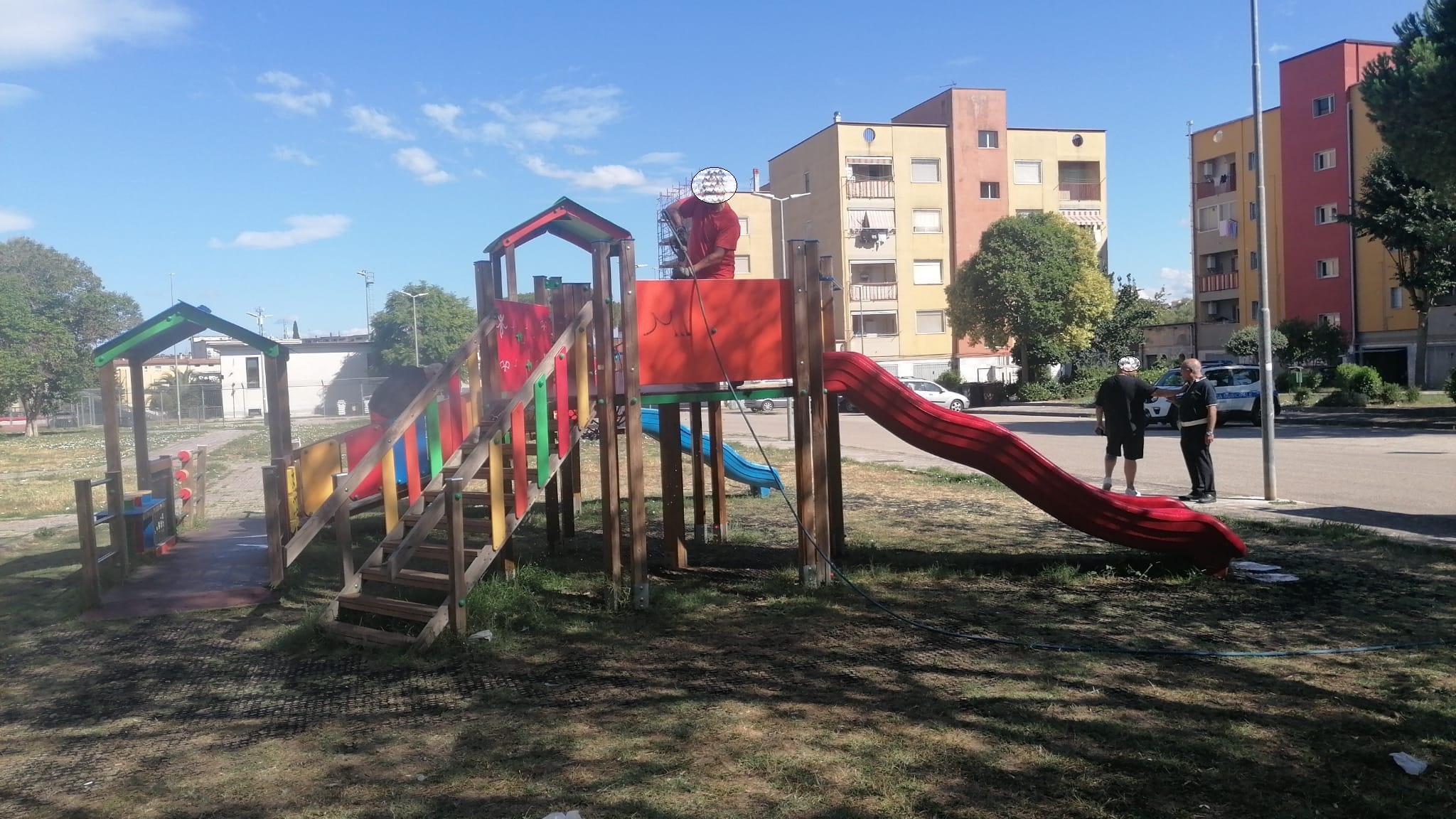 FOTO/ Rione Libertà, vandalizzate le giostre per bambini FOTO/ Rione Libertà, vandalizzate le giostre per bambini