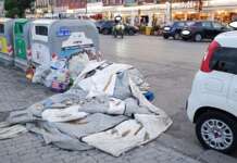 Asia Napoli rimuove gommone abbandonato in strada a Mergellina