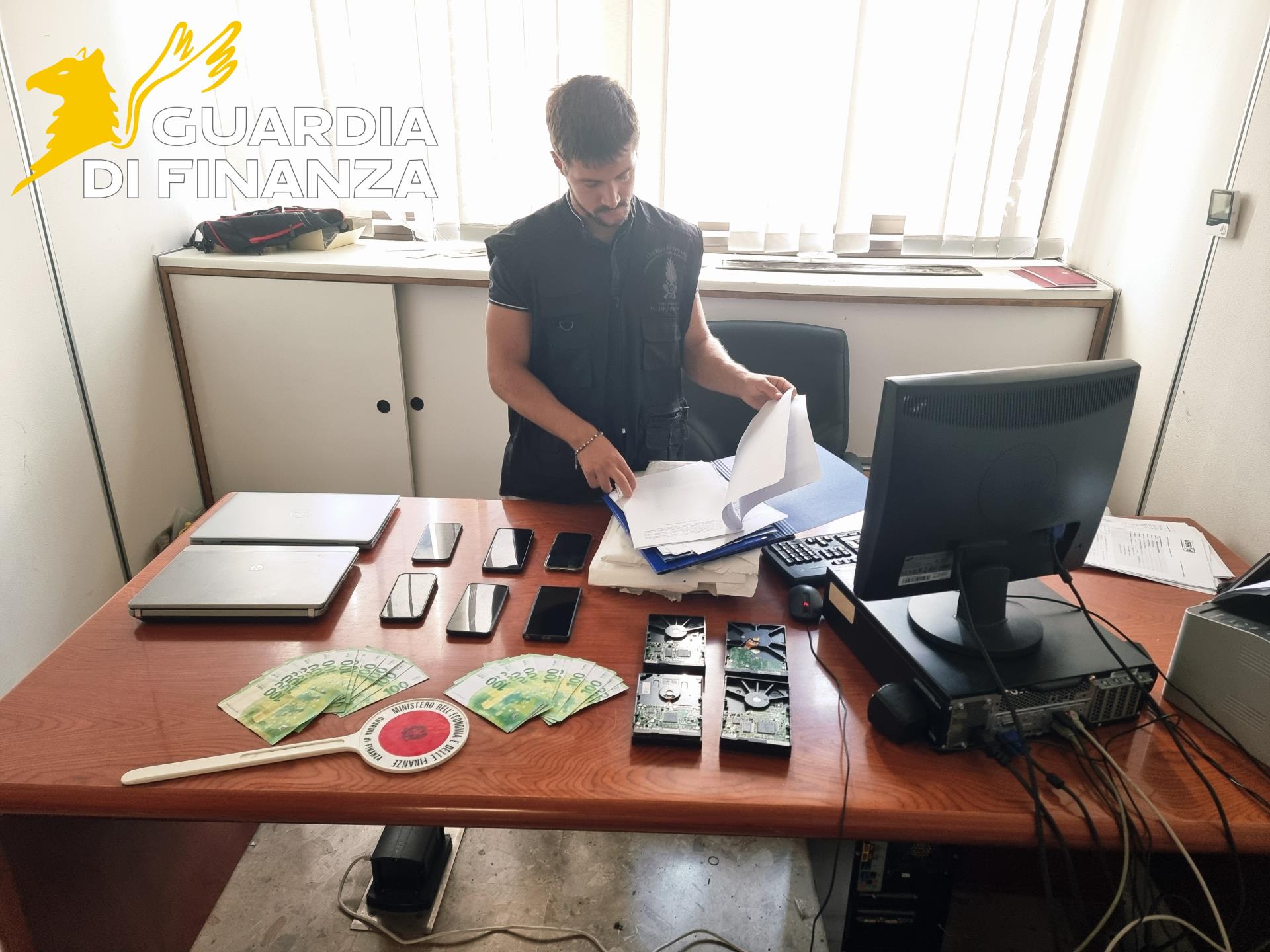 Guardia di Finanza, false polizze fideiussorie: sequestrati 2,8 milioni, blitz anche in Campania Guardia di Finanza, false polizze fideiussorie: sequestrati 2,8 milioni, blitz anche in Campania