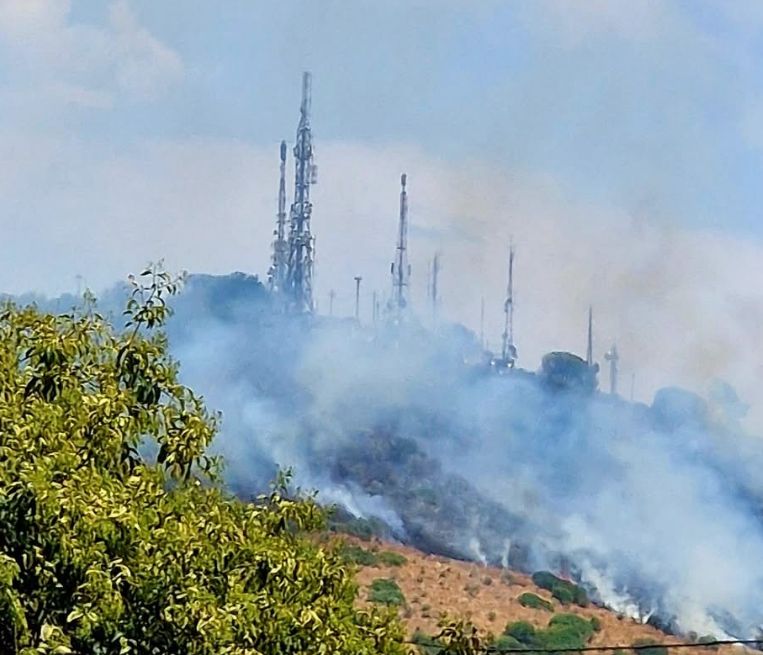 allarme incendi fiamme sul masso della signora