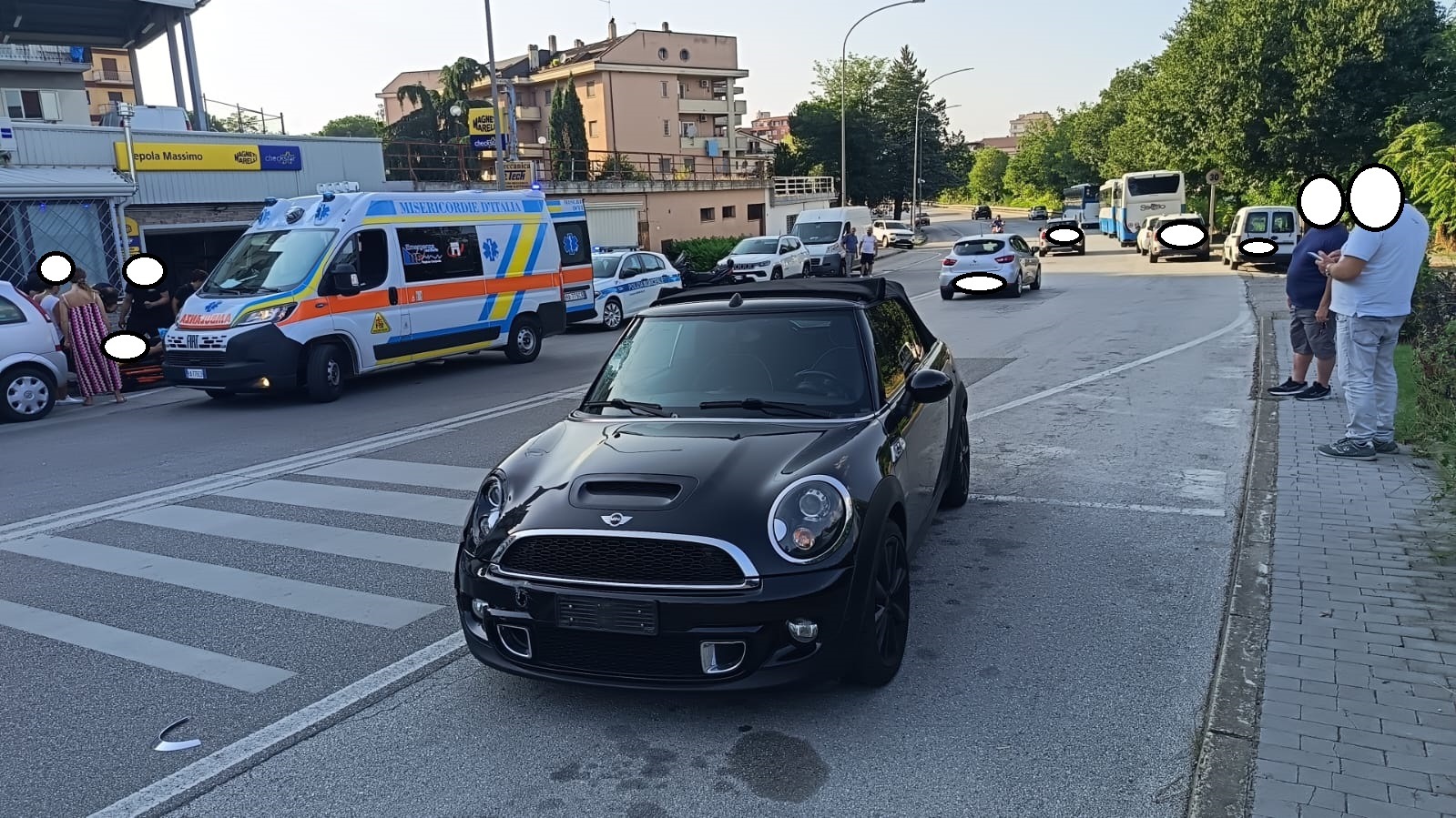 FOTO/ Scontro tra auto e moto in via Paolella: centauro 17enne finisce al ‘San Pio’ FOTO/ Scontro tra auto e moto in via Paolella: centauro 17enne finisce al ‘San Pio’