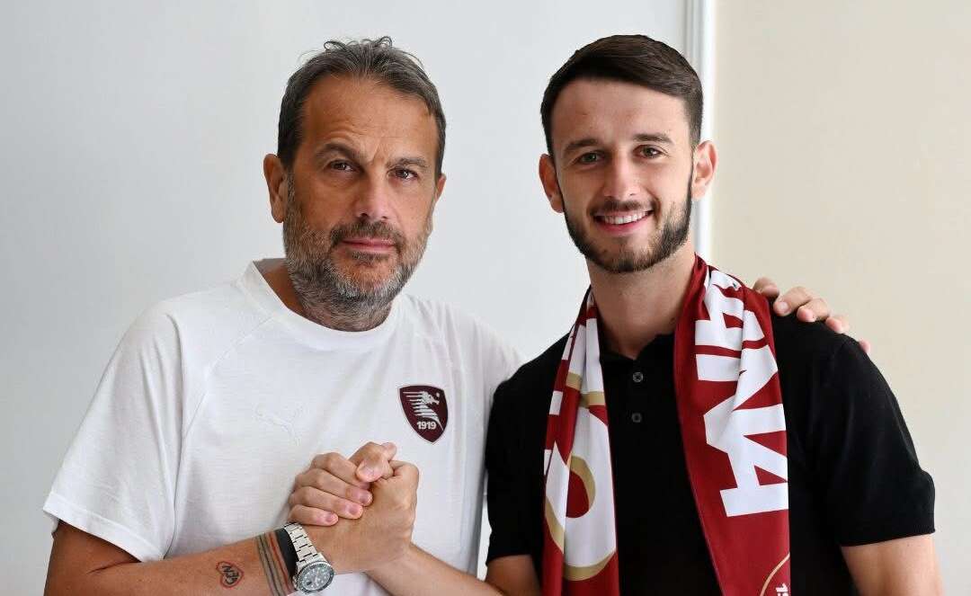 Salernitana, ecco Ubani e Knezovic. Ufficializzata la nuova divisa casalinga Salernitana, ecco Ubani e Knezovic. Ufficializzata la nuova divisa casalinga