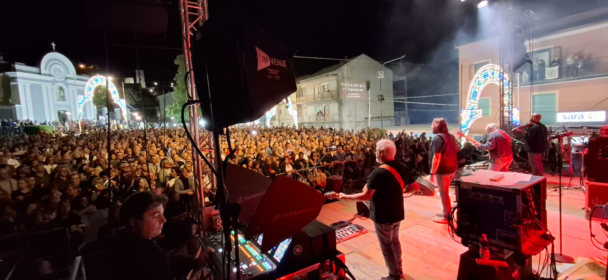 Postiglione, sold out per i Nomadi e la dedica ai militari italiani Postiglione, sold out per i Nomadi e la dedica ai militari italiani