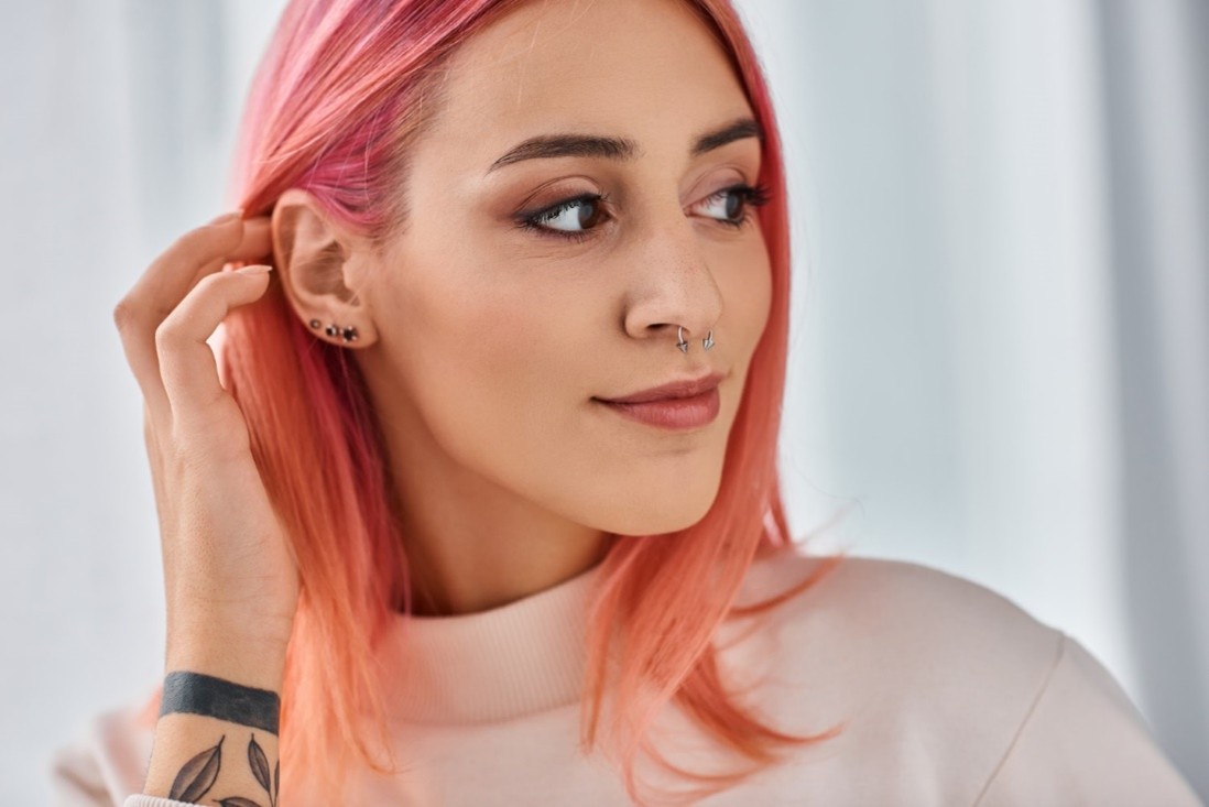Curare lo stile dell’orecchio: guida 2025 al piercing multiplo