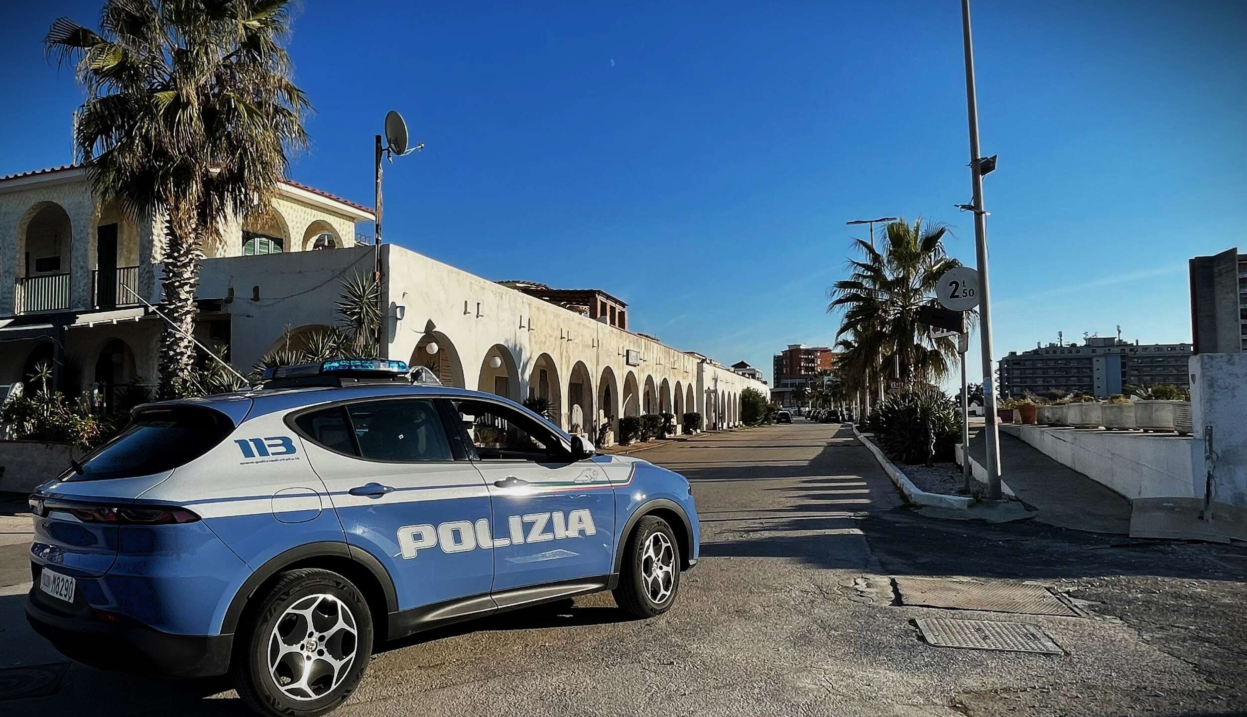 Polizia di Stato salva bagnanti in difficoltà per mare agitato Polizia di Stato salva bagnanti in difficoltà per mare agitato