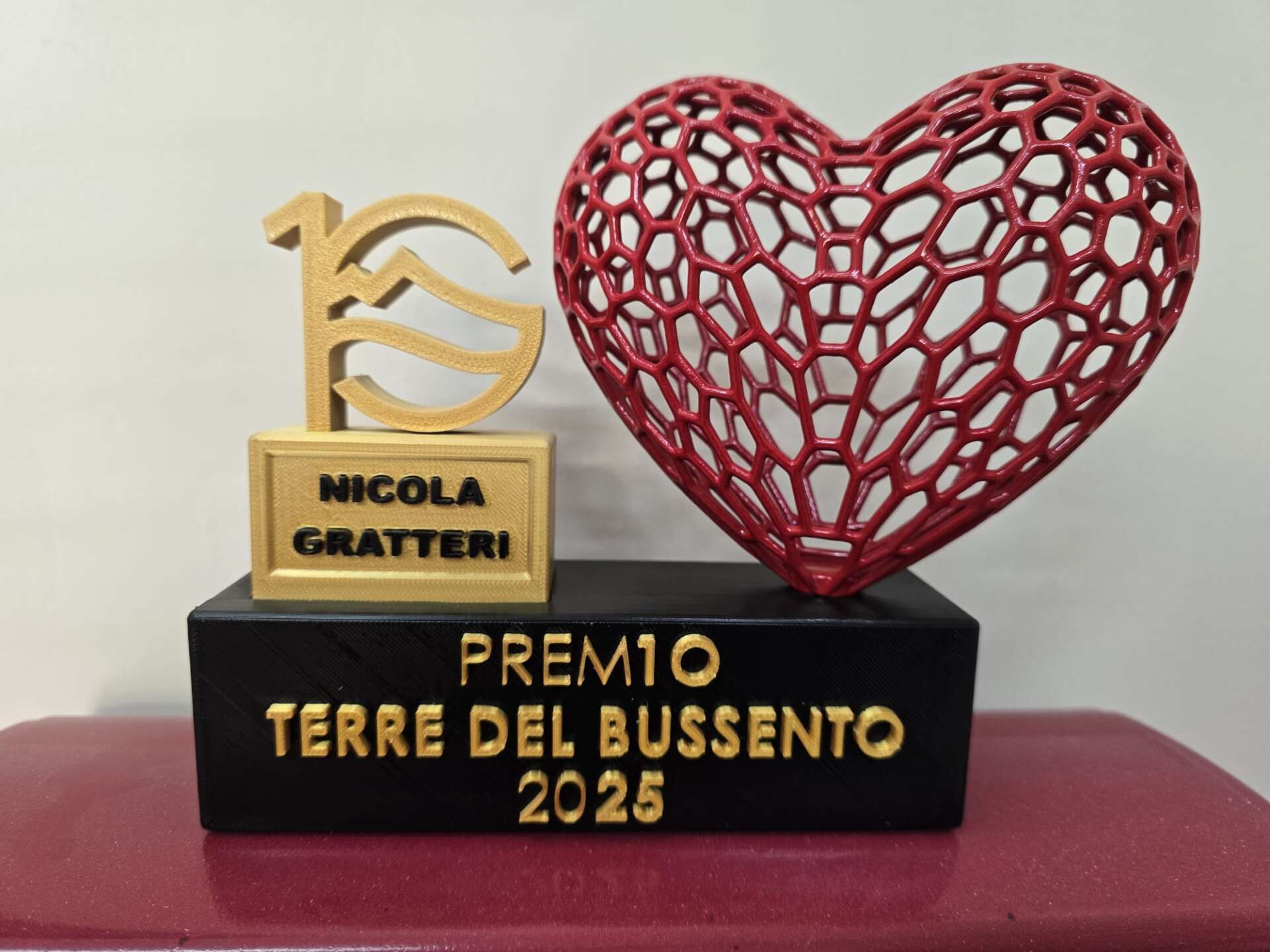 Sapri indossa la storia: presentata la maglia che celebra i 10 anni del Premio Terre del Bussento Sapri indossa la storia: presentata la maglia che celebra i 10 anni del Premio Terre del Bussento
