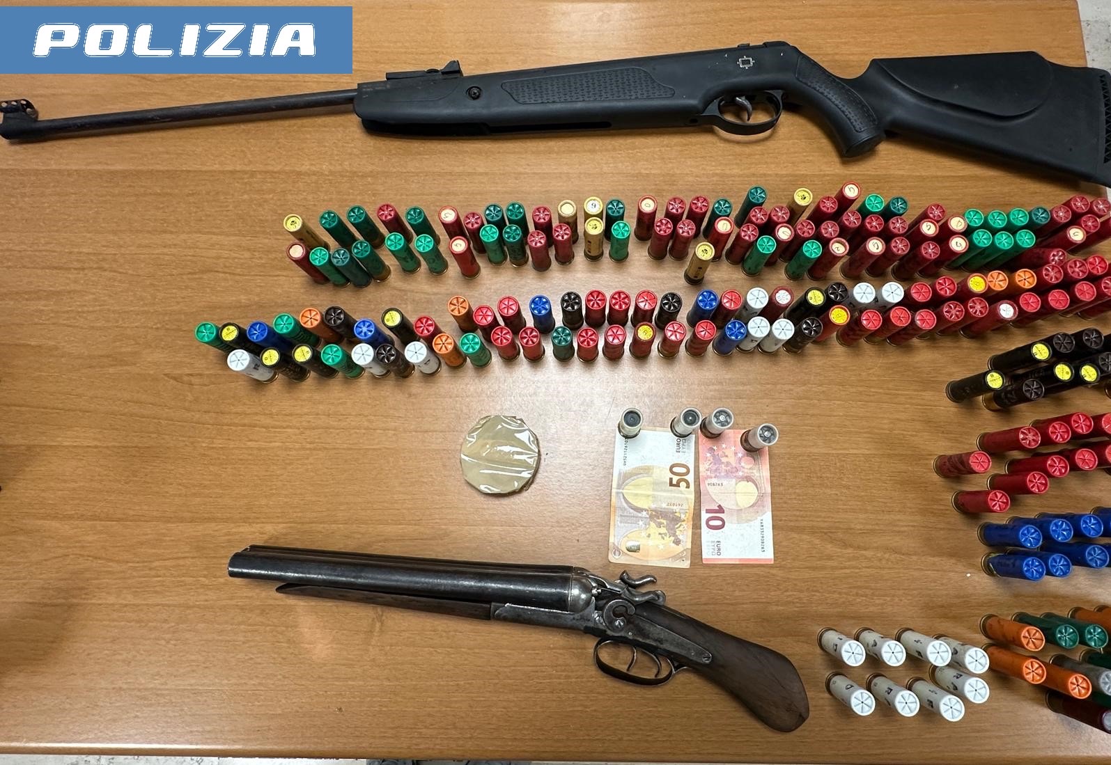 armi e munizioni detenute illegalmente nei guai un uomo e una donna