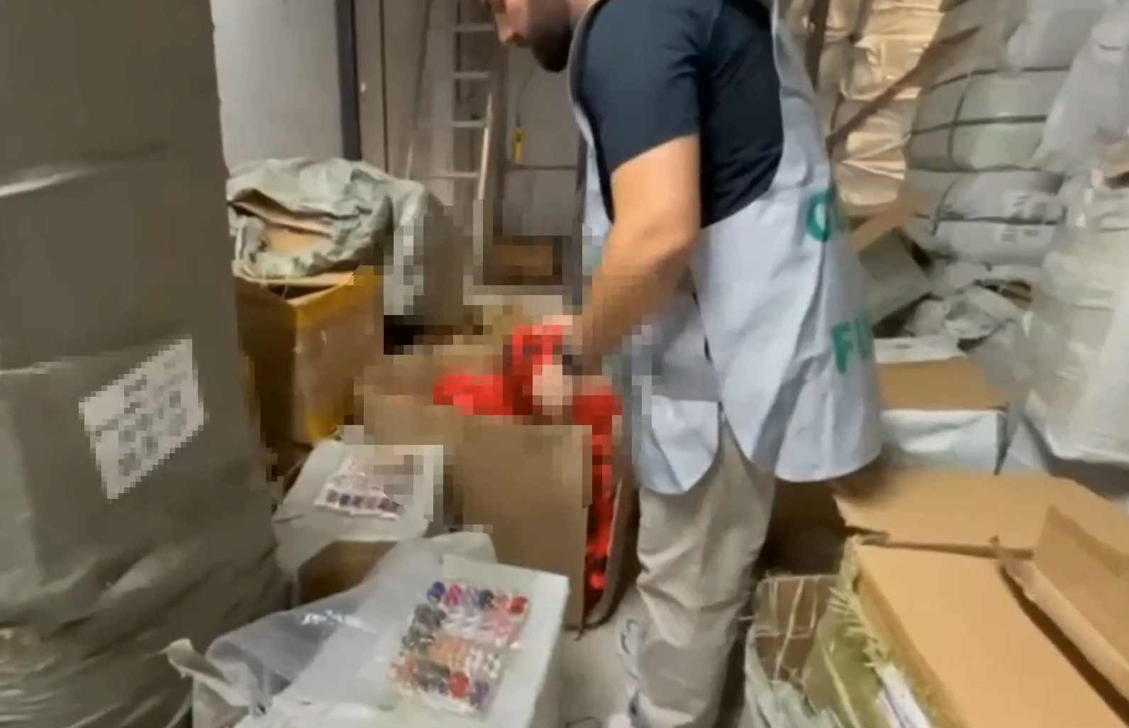 maxi sequestro di prodotti falsi migliaia di gadget del napoli