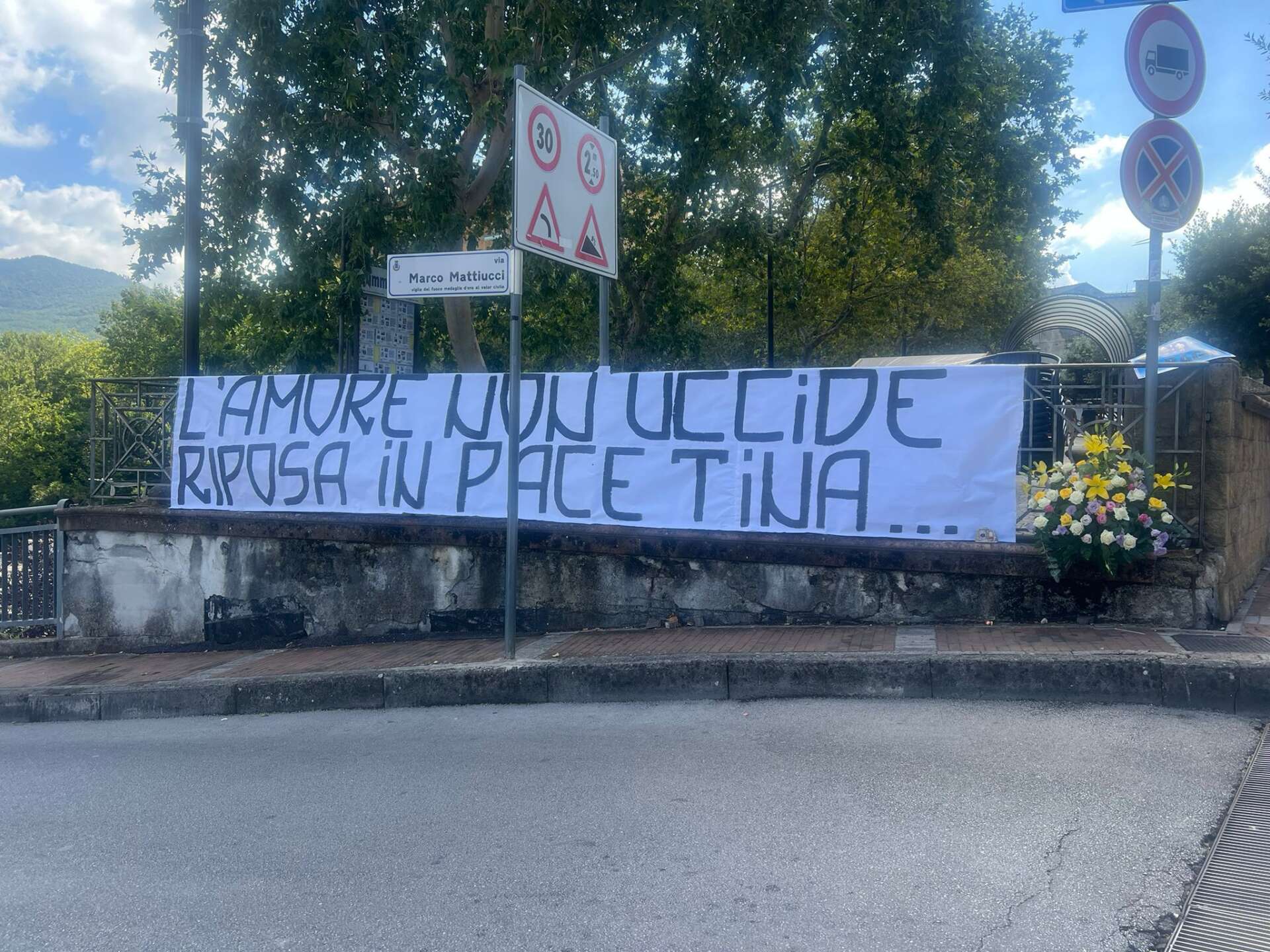 Montecorvino Rovella, uno striscione per Tina