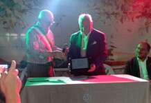 Di Santo consegna targa a Mario Moccia, il consigliere comunale più “longevo” d’Italia