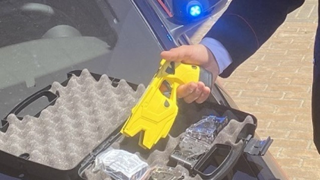 Colpiti da taser, due uomini morti a Olbia e Genova: riesplode polemica a Napoli Colpiti da taser, due uomini morti a Olbia e Genova: riesplode polemica a Napoli