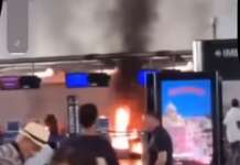 Uomo dà fuoco ai check in dell’aeroporto: i passeggeri scappano