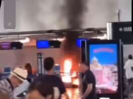 Uomo dà fuoco ai check in dell’aeroporto: i passeggeri scappano