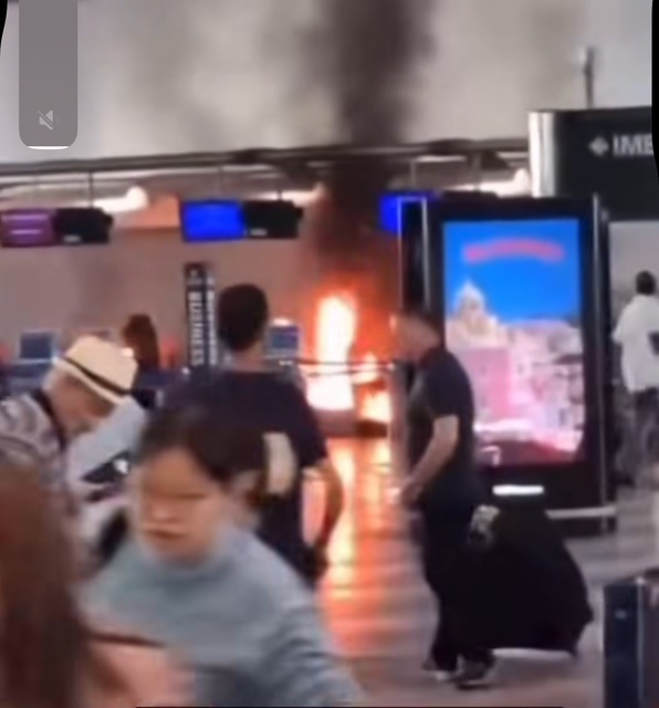 Uomo dà fuoco ai check in dell’aeroporto: i passeggeri scappano