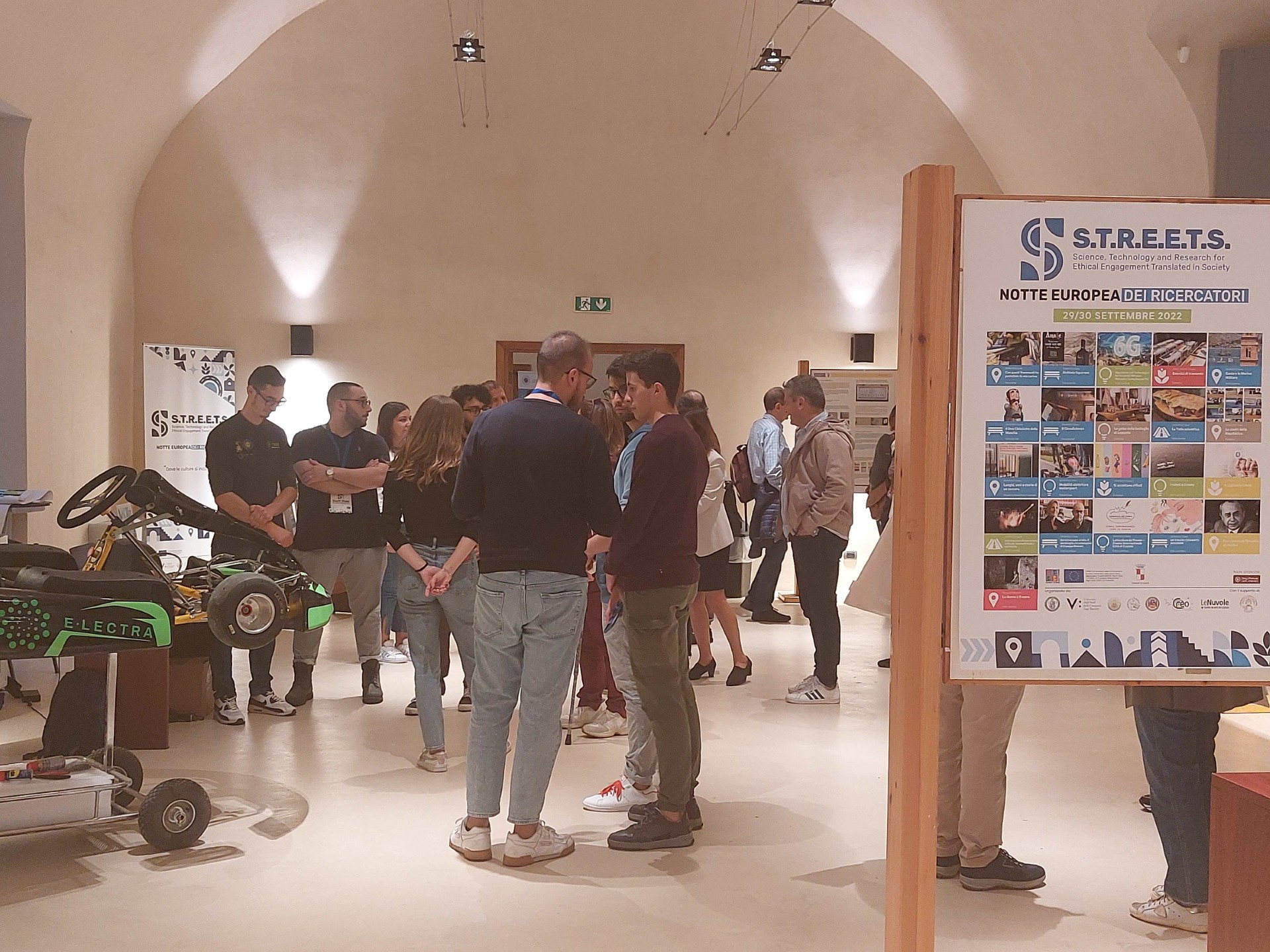 I Supereroi della Ricerca: scienza, fumetto e cartoline in piazza per la Notte Europea dei Ricercatori