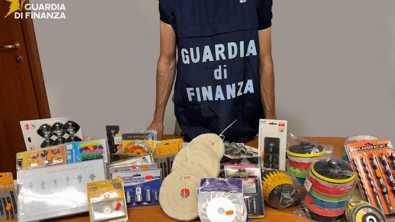 elettronica cosmetici e altro non a norma maxi sequestro