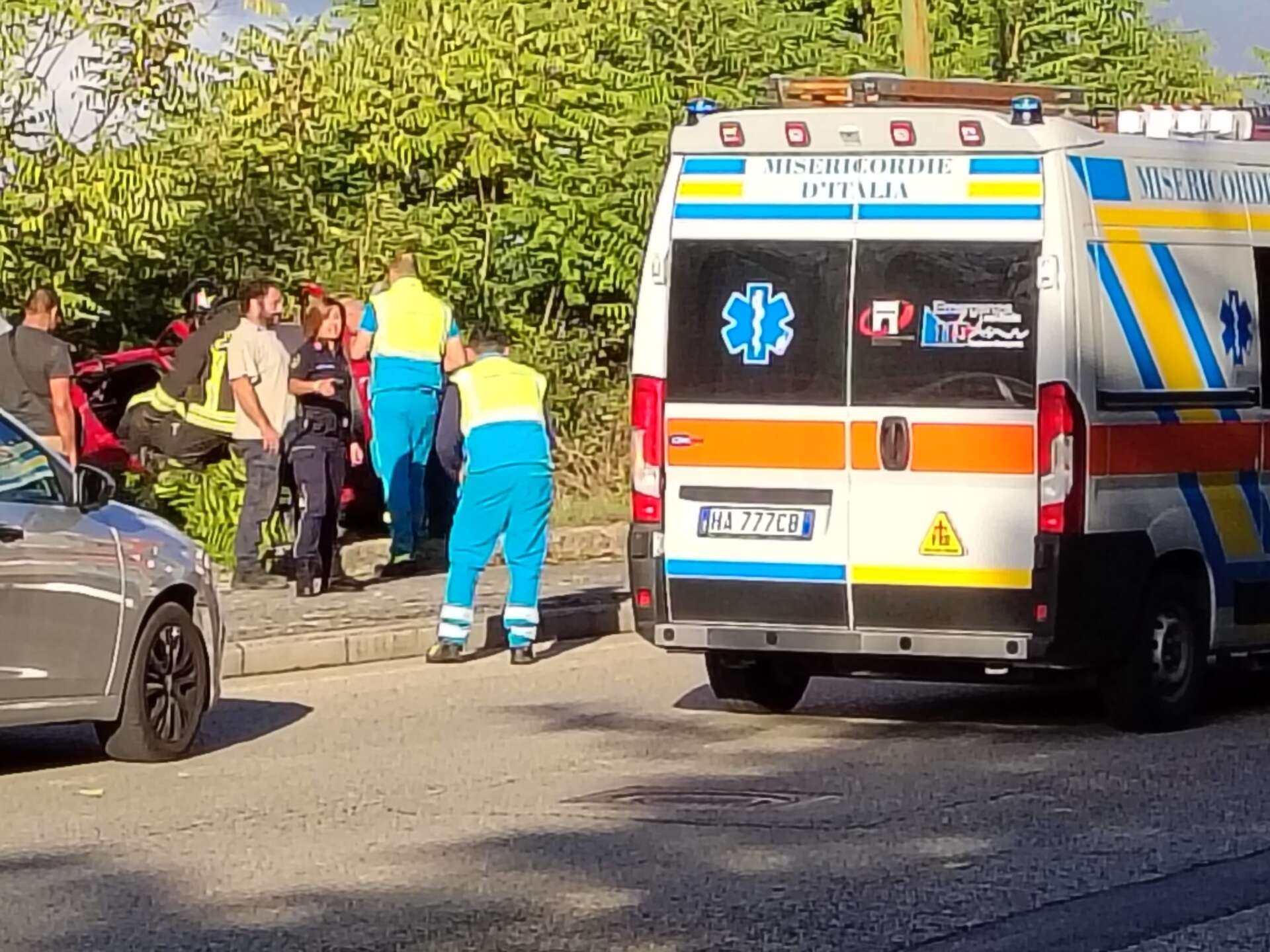 FOTO/ Sbanda e finisce nella scarpata: donna estratta dal veicolo e trasportata d’urgenza in PS