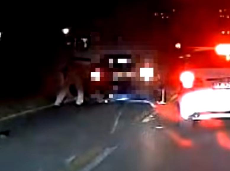 vettura si ribalta un automobilista coraggioso salva una famiglia