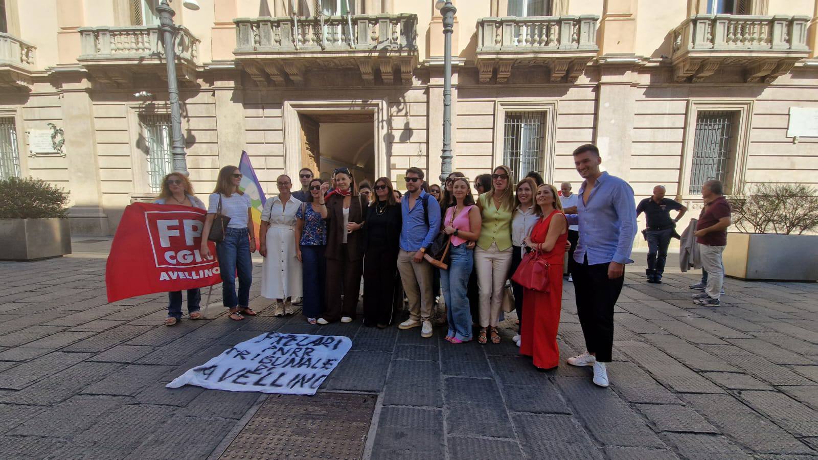 FOTO/ Precari della giustizia, le ragioni del personale irpino