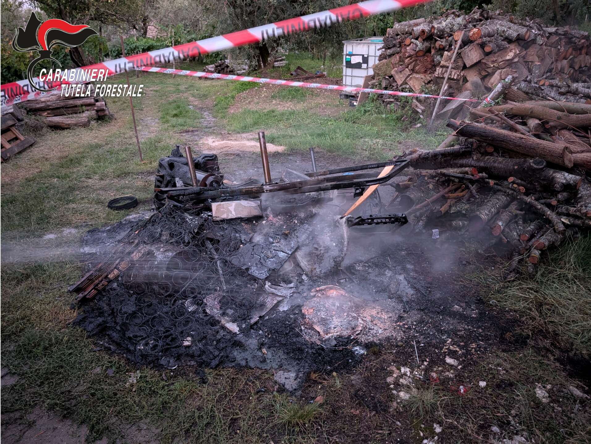 Incendia rifiuti nel suo terreno: agricoltore denunciato a Campoli del Monte Taburno