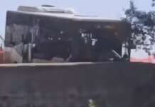 Costiera amalfitana, pullman bloccato nella curva della morte