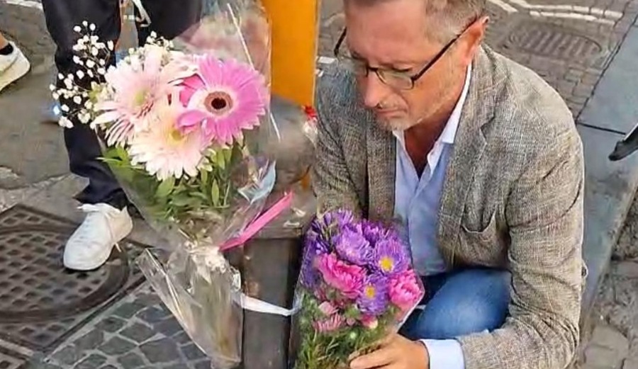 Studentessa travolta da Suv, da Borrelli fiori sul luogo della tragedia Studentessa travolta da Suv, da Borrelli fiori sul luogo della tragedia