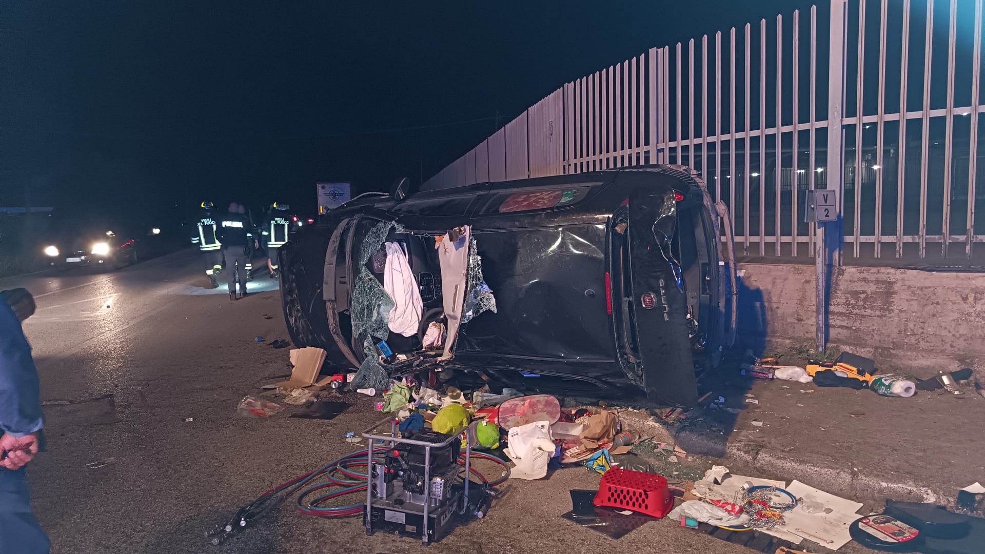 Violento scontro tra camion e auto, feriti due uomini e un bambino