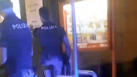 Paura in un supermercato: uomo brandisce una bottiglia e semina il panico Paura in un supermercato: uomo brandisce una bottiglia e semina il panico