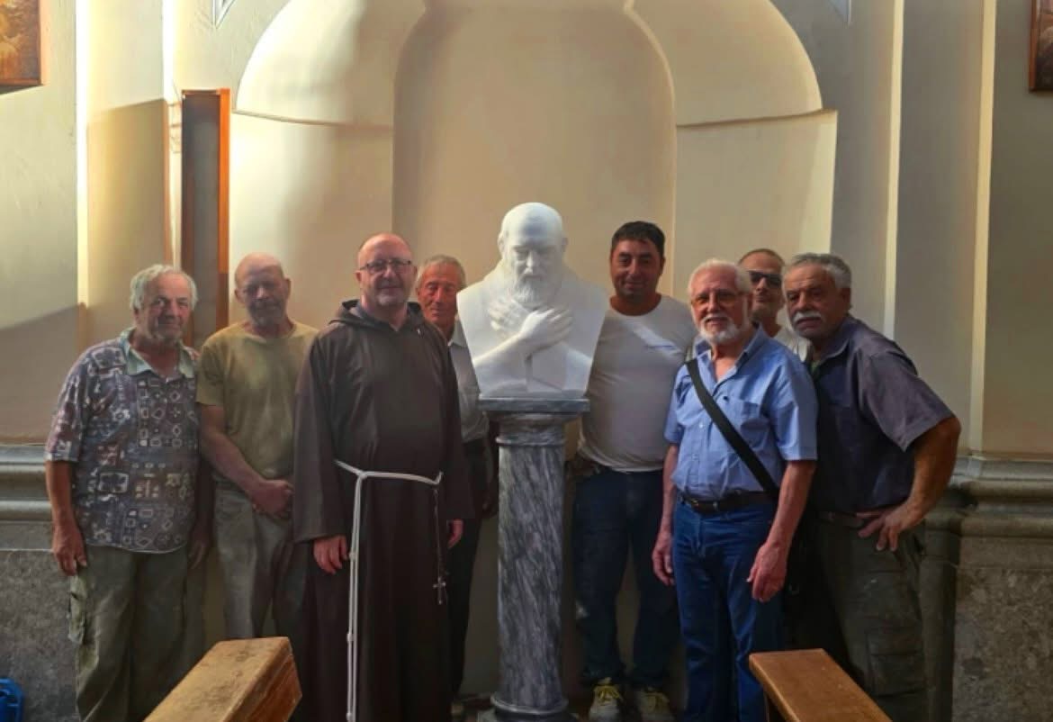 a gesualdo svelato il busto di san pio un dono in marmo di carrara