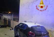 Tragedia in strada, scontro tra uno scooter e un’auto: muore un sedicenne