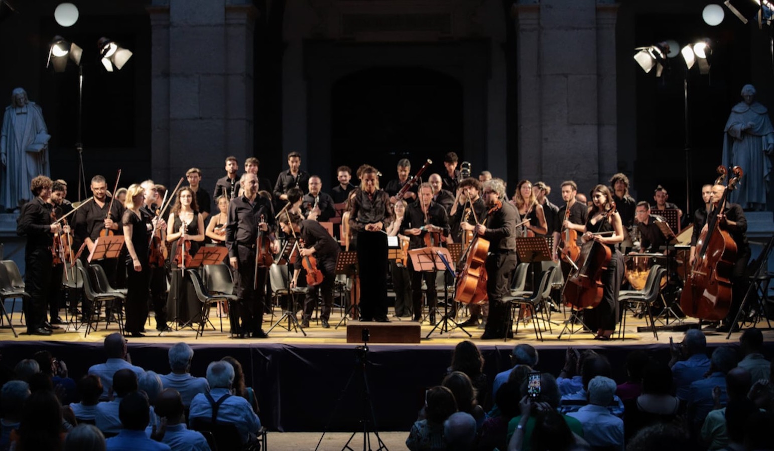 Nuova Orchestra Scarlatti: note di pace al cortile delle statue, dirige Beatrice Venezi Nuova Orchestra Scarlatti: note di pace al cortile delle statue, dirige Beatrice Venezi