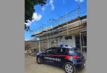 Colpito dal crollo del ponteggio mentre lavora: 50enne in ospedale