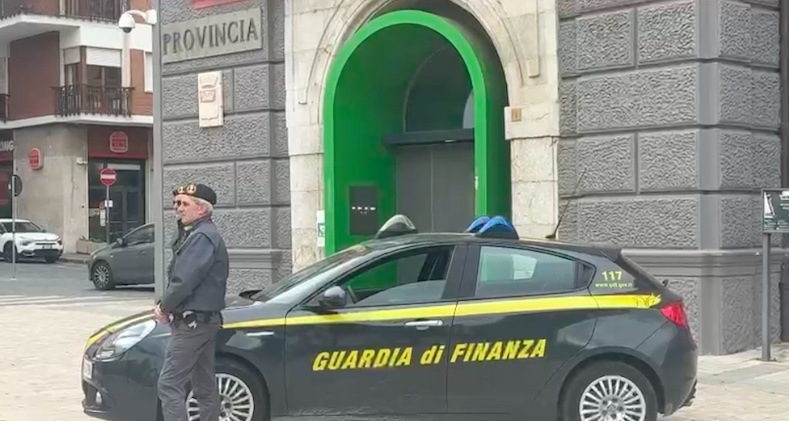 presunta corruzione in provincia sequestrati 80000 euro
