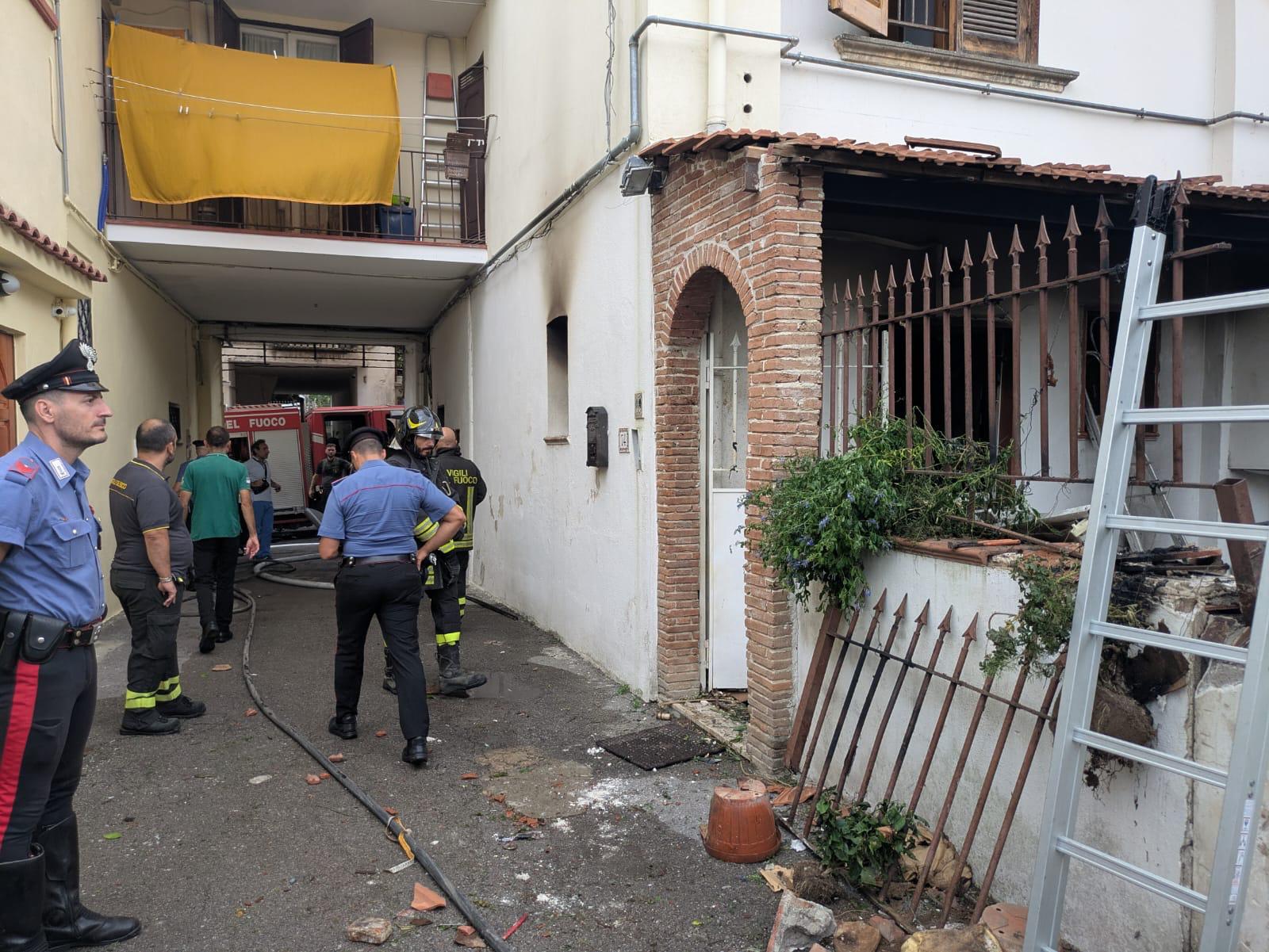 Esplosione in casa per una fuga di gas, morti due anziani Esplosione in casa per una fuga di gas, morti due anziani