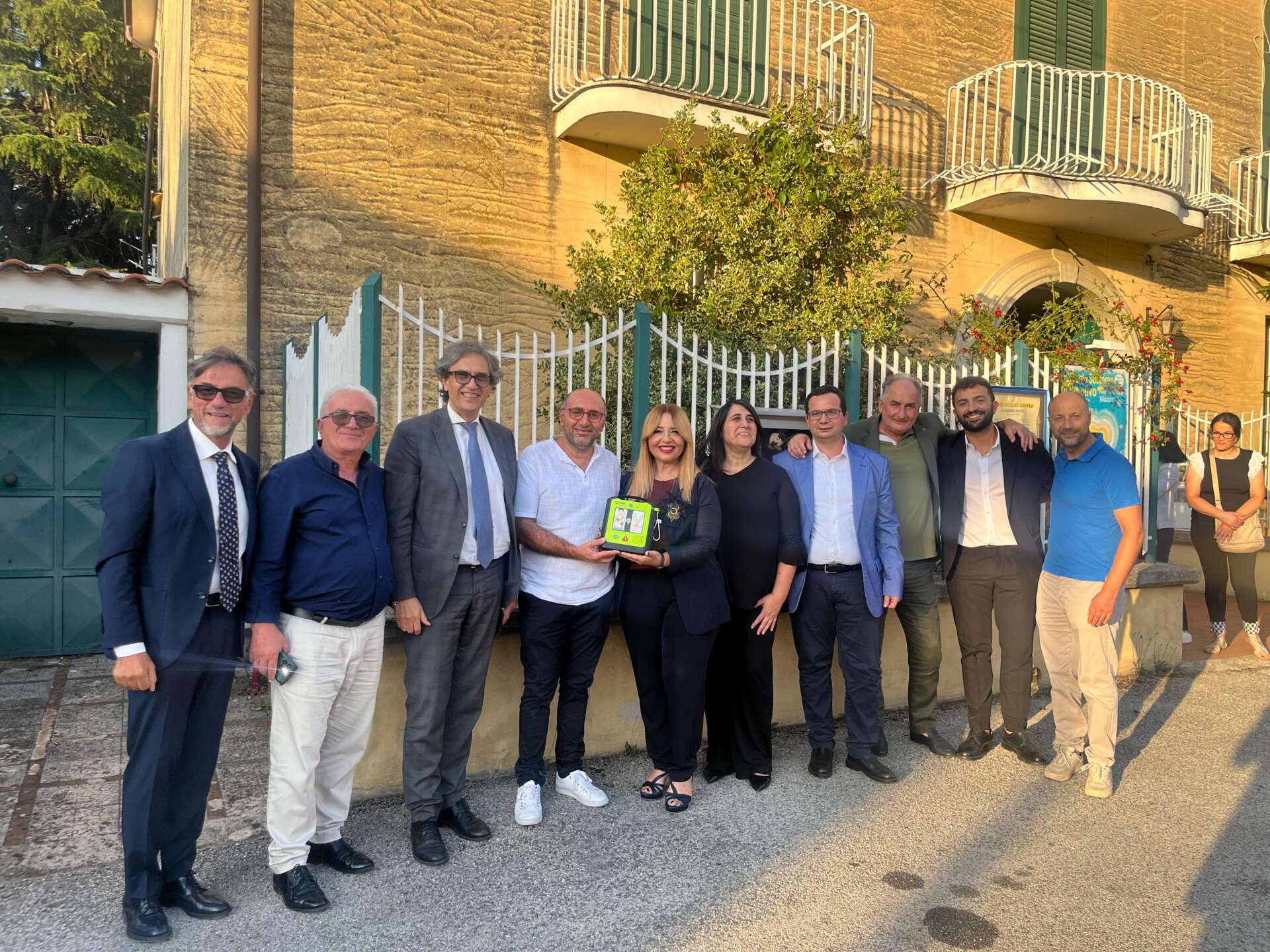 FOTO  Il nuovo defibrillatore donato da “Serino Humanitas”