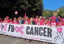 VIDEO/ Camminata rosa: l’intreccio di passi, speranza e resistenza