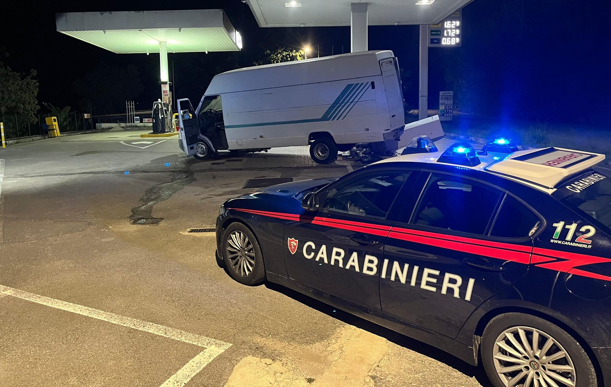 Furgone contro colonnina del self service: ladri in fuga a mani vuote