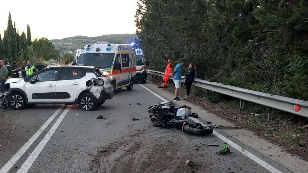 scontro auto moto alle porte della citt224 centauro perde la vita