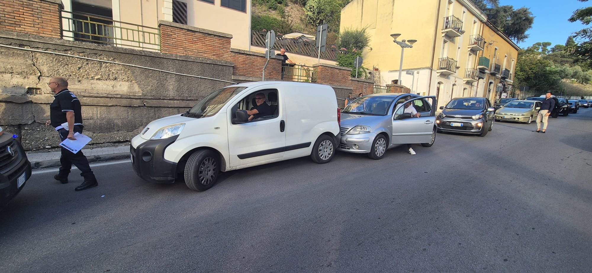 foto tamponamento in pieno centro due feriti trasportati in pronto soccorso
