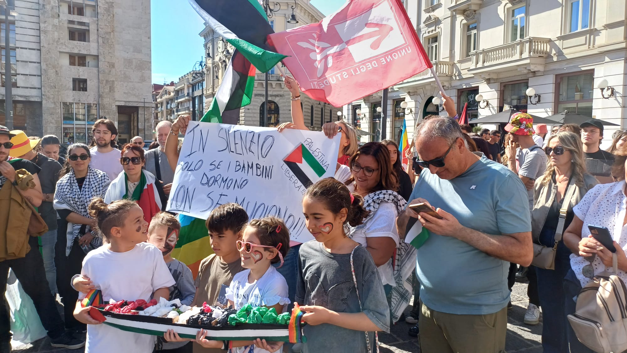 VIDEO FOTO/ Le bandiere della Palestina sventolano ad Avellino