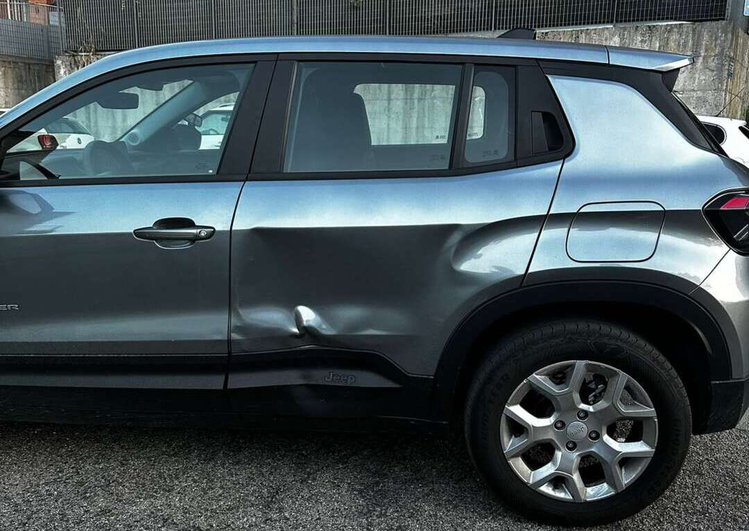 Torna a riprendere l’auto dopo il lavoro e la trova danneggiata Torna a riprendere l’auto dopo il lavoro e la trova danneggiata