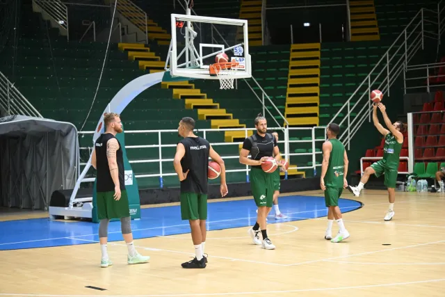 Avellino basket, capitan Mussini consegna l’abbonamento 1000 Avellino basket, capitan Mussini consegna l’abbonamento 1000