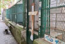 Al Vomero dilagano le pizzerie ma da 6 anni zero biblioteche: blitz di protesta dell’artista