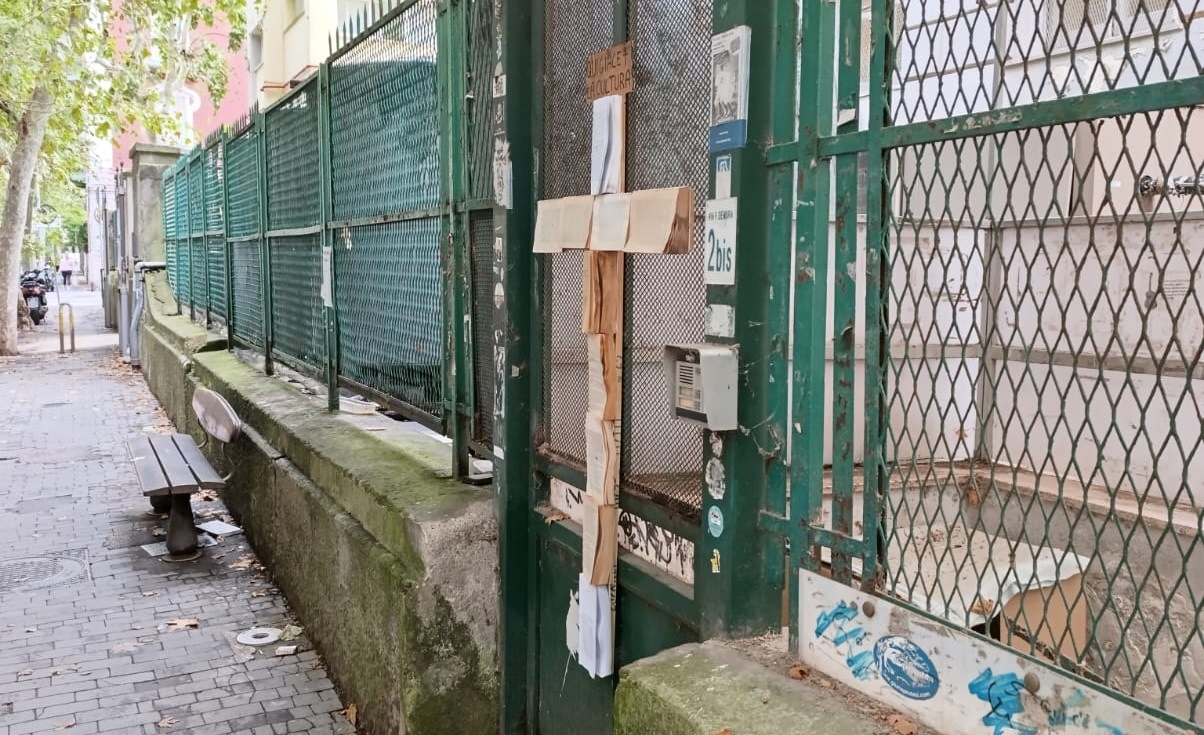 Al Vomero dilagano le pizzerie ma da 6 anni zero biblioteche: blitz di protesta dell’artista