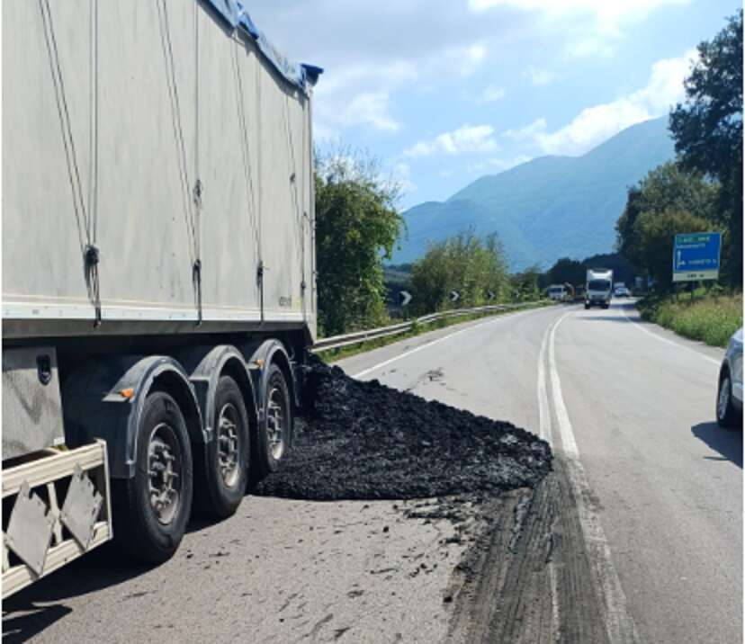 Camion perde il carico lungo la Telesina: strada bloccata e notevoli disagi