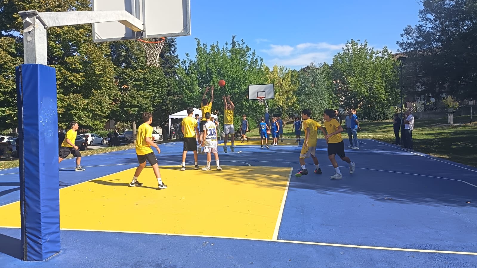 Nuova vita per il campo da basket in via D’Annunzio: “Spazio aperto a tutti, ma tuteliamolo”