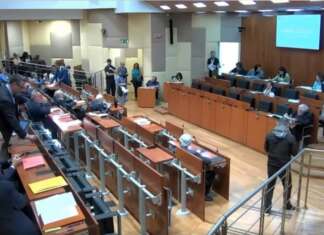 Manca numero legale, consiglio comunale Napoli salta prima di iniziare: polemica avviso su Whatsapp