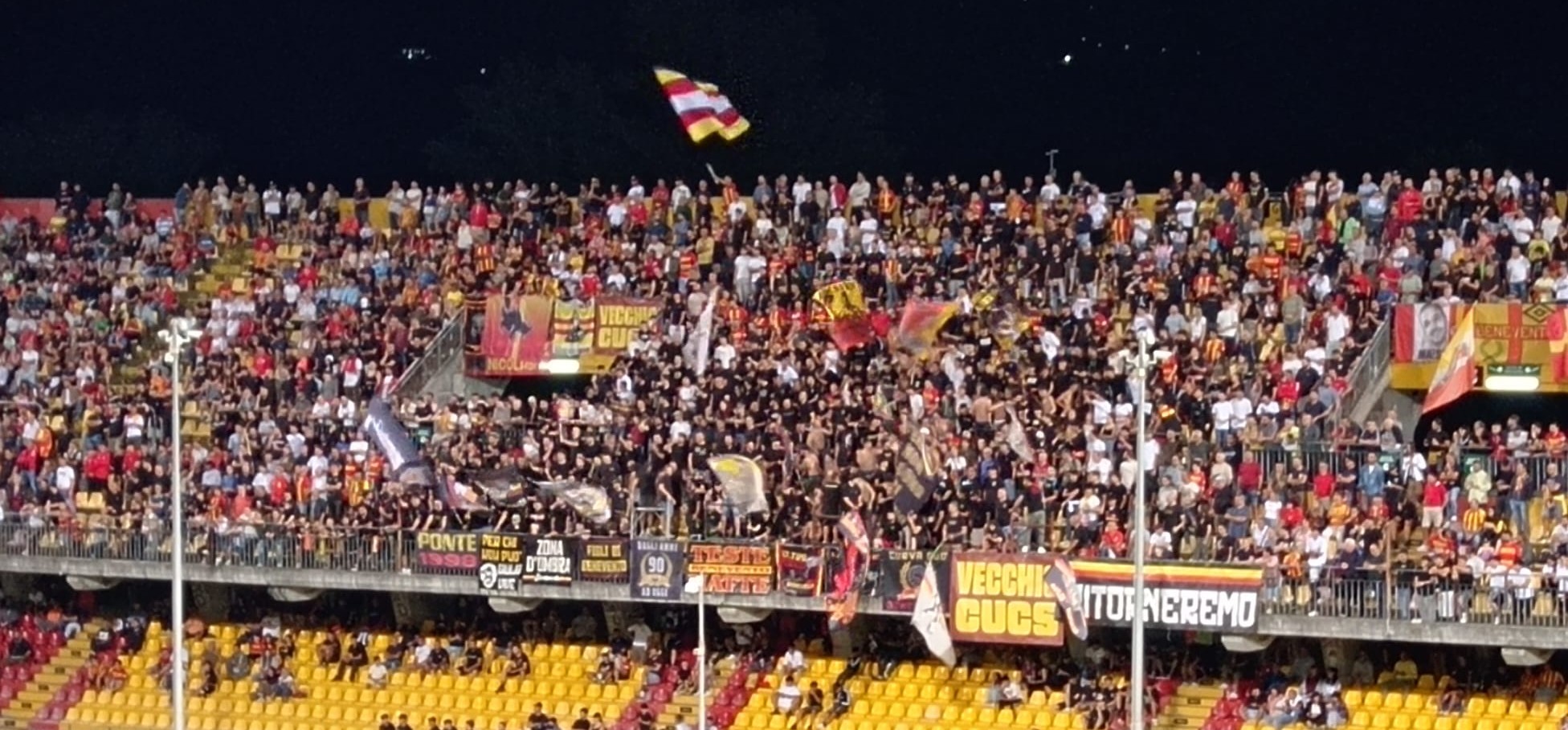 VIDEO/ Benevento, 239 giorni dopo la Strega torna a vincere in casa: l’esultanza della Curva Sud al gol di Pierozzi VIDEO/ Benevento, 239 giorni dopo la Strega torna a vincere in casa: l’esultanza della Curva Sud al gol di Pierozzi