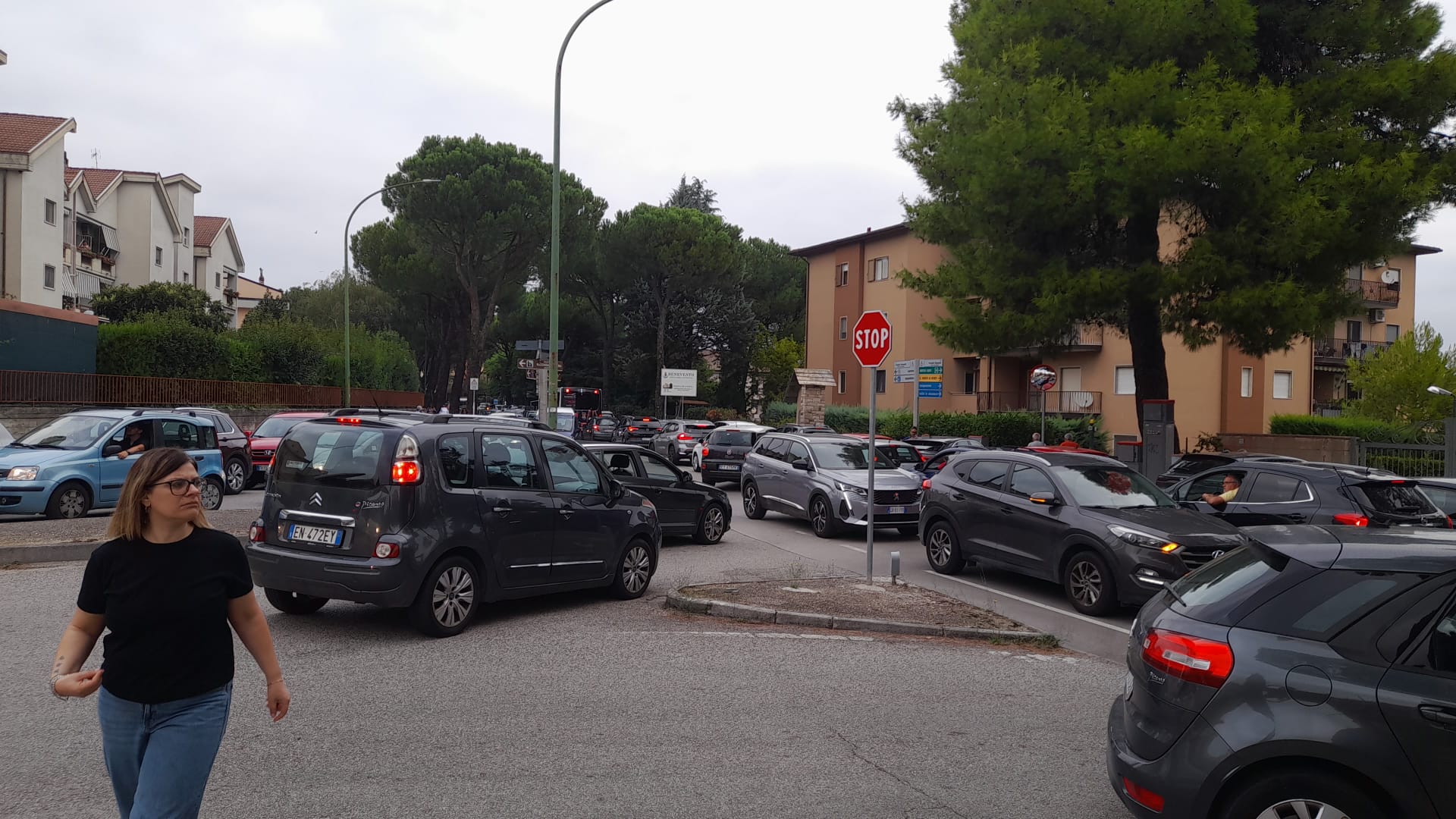 foto inizio anno scolastico caos viabilit224 a via cifaldi auto bloccate