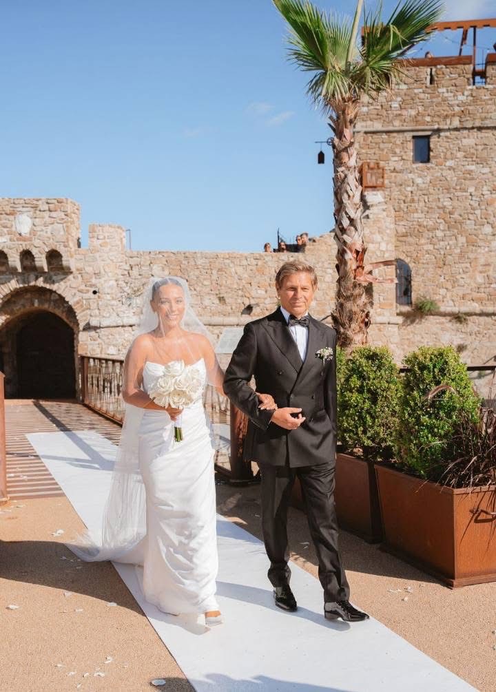 Matrimonio al ritmo dei Duran Duran: a Rocca Cilento si è sposata la figlia di Roger Taylor Matrimonio al ritmo dei Duran Duran: a Rocca Cilento si è sposata la figlia di Roger Taylor